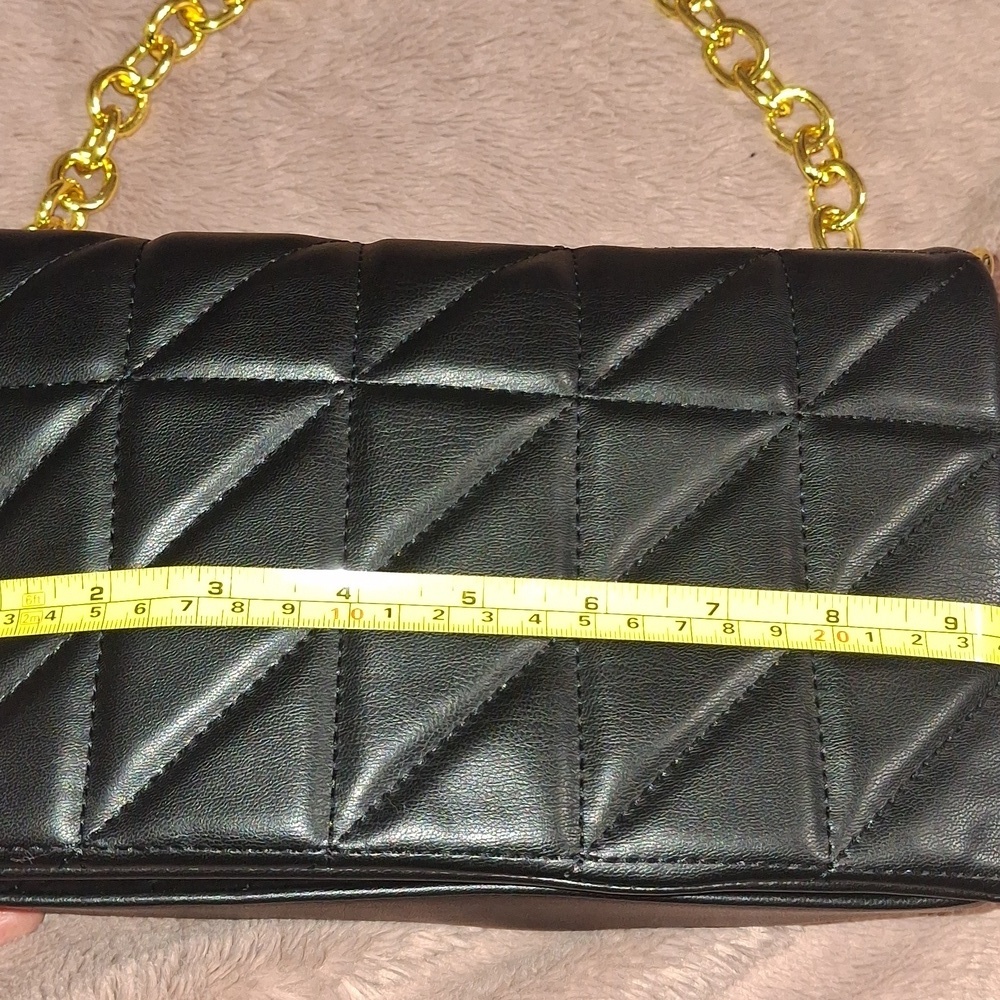 Super Cute /Black Quilted / W Yellow Gold Chain / Bag - Picture 5 of 6